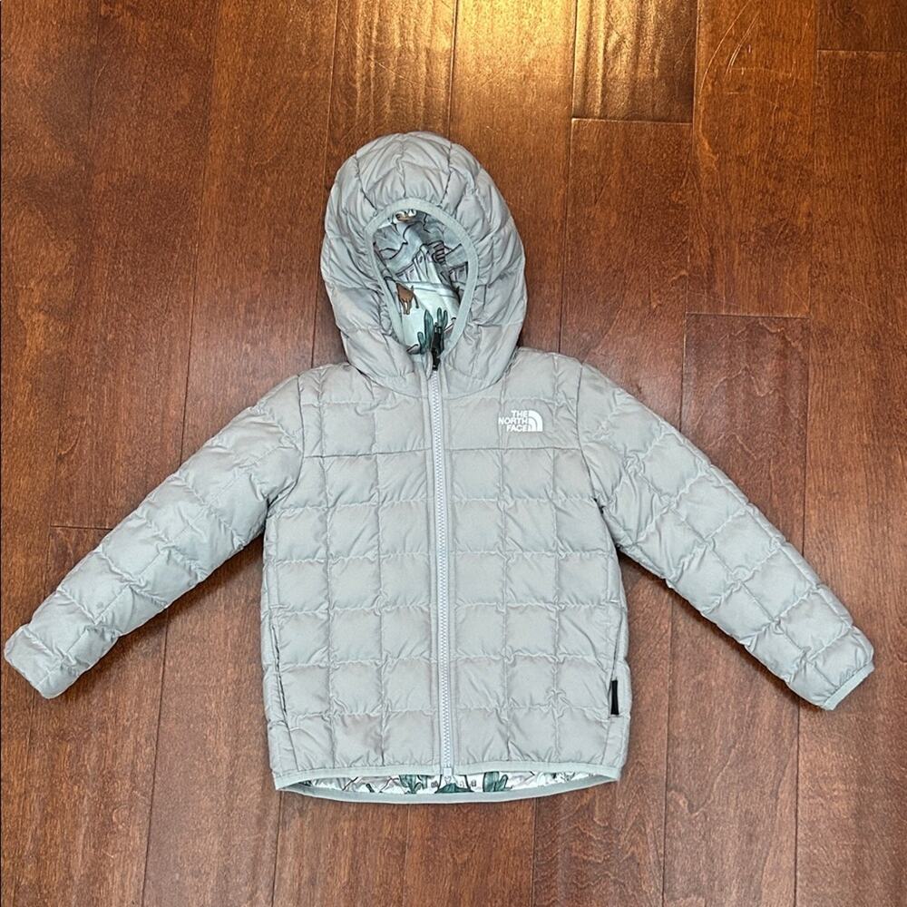 The North Face Kids Reversible Light Gray and Desert Scene Quilted Jacket, Size